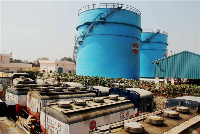 Oil PSUs suffer loss of  Rs 2,749 cr in Q2