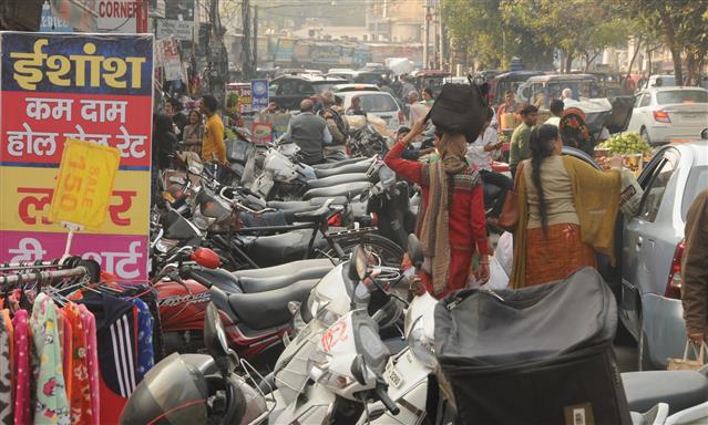 Haphazard parking in Karnal leads to traffic chaos
