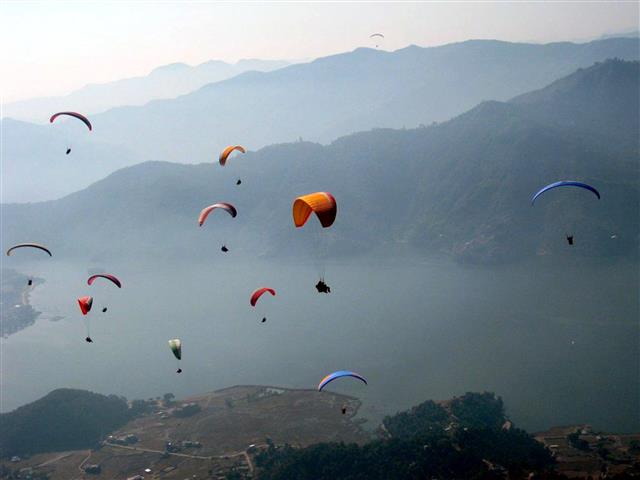 Paragliding in Bir Billing: The challenges mid-air
