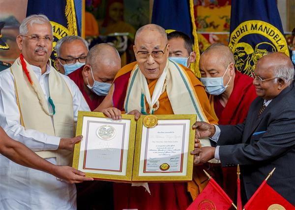 Dalai Lama receives Gandhi Mandela Award