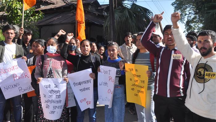 Students protest discrepancy in paper checking by Himachal Pradesh University
