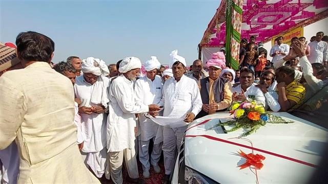 Rohtak villagers gift Rs 2.11 crore, SUV to man who lost sarpanch's election