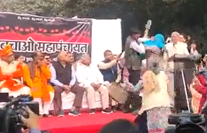 Woman thrashes daughter’s father-in-law with slippers at Hindu Ekta Manch event held to seek justice for Shraddha