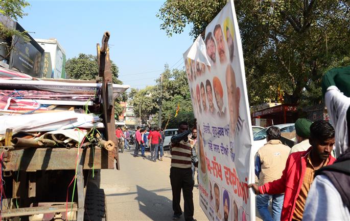 Ludhiana: Crackdown on illegal hoardings in Ward 68