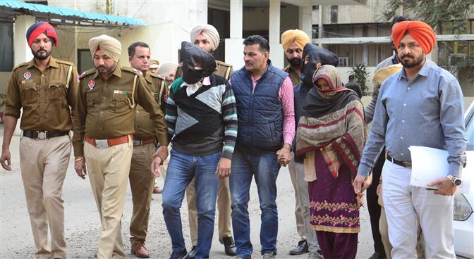 Sub-inspector, 2 accomplices nabbed with 846-gm heroin