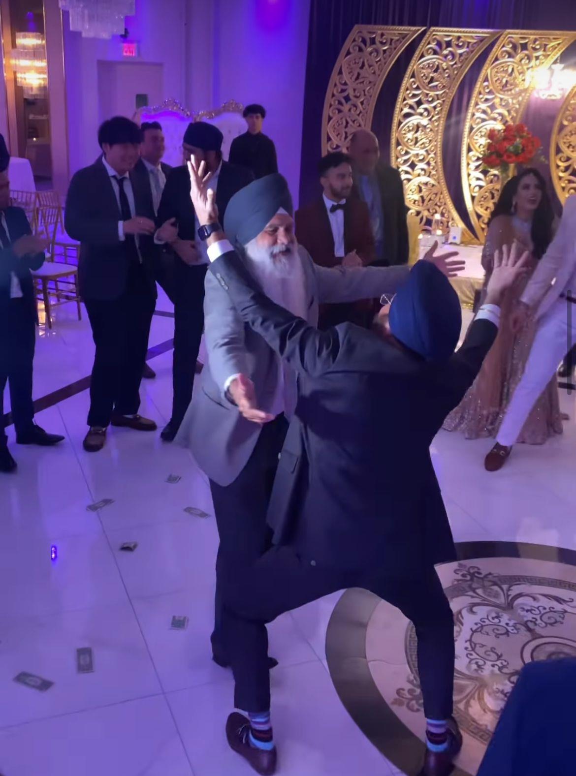 Watch: ‘Balle-balle’ dance off between 2 Sikh men to the tunes of ‘Tera yaar bolda’ goes viral