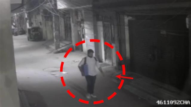 Shraddha Walker murder accused Aftab Poonawalla caught on CCTV walking with bag early morning