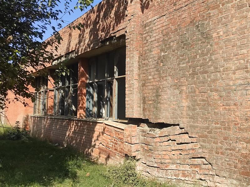 Crumbling building of Ferozepur vet hospital poses threat to staff