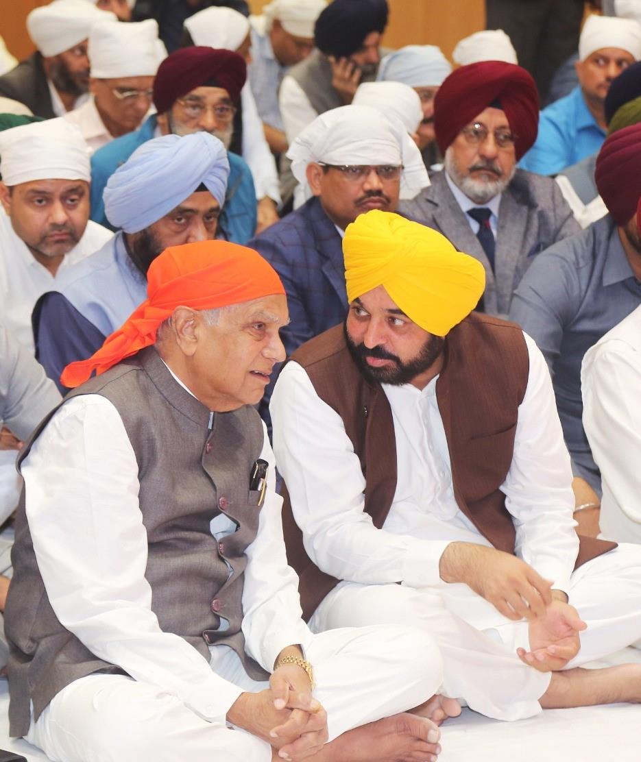 Signs of thaw in Punjab Governor-CM ties at Guru Nanak Parkash Purb event