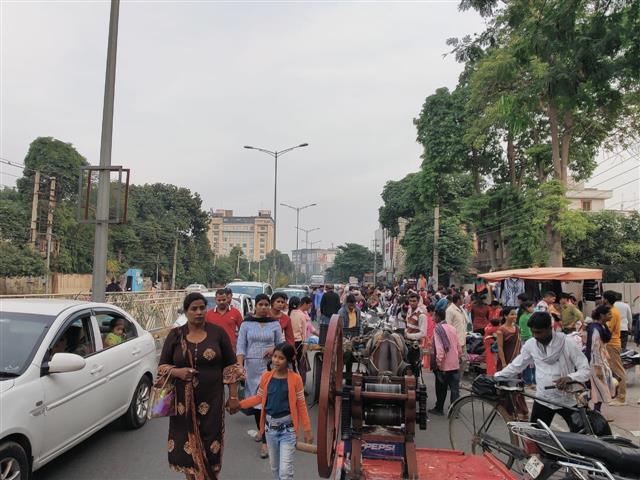 Folding bed market' on Mall road in Amritsar leads to traffic jams on  Sundays