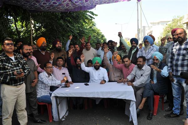 Kunwar Vijay Partap Singh's supporters continue stir against recarpeting work in Amritsar