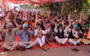 Protesting farmers pay tribute to Guru