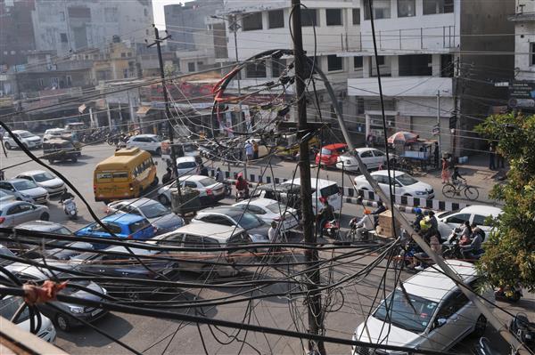 Dangling wires in Amritsar a threat to motorists, pedestrians alike