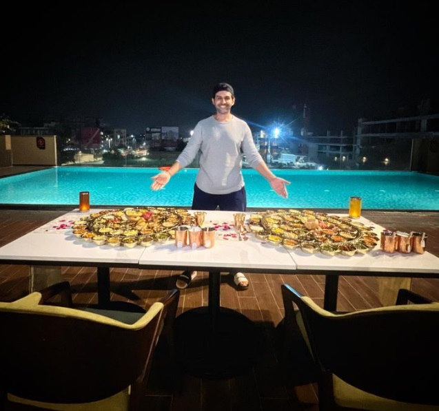 Kartik Aaryan is a foodie; his picture with massive Gujarati thalis proves it