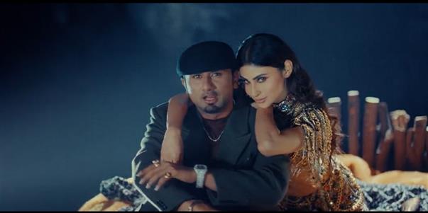 Yo Yo Honey Singh releases party track 'Gatividhi' featuring Mouni Roy;  invites her to Manali