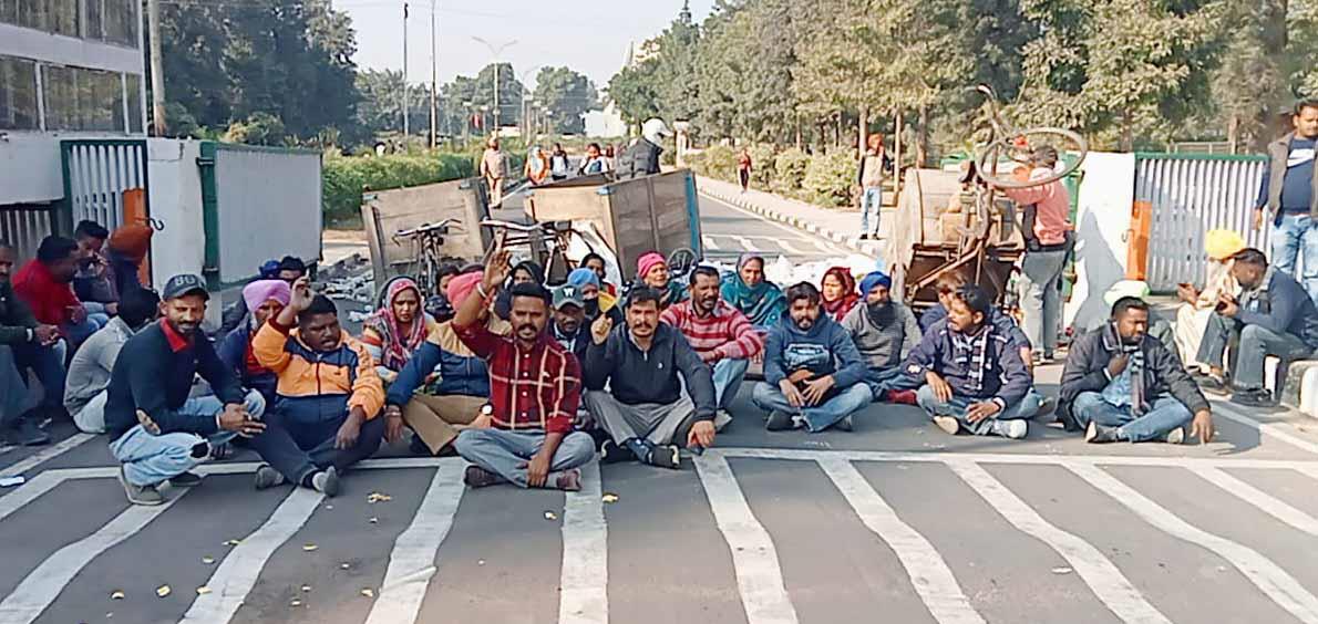 Sanitation workers  resume protest on university campus