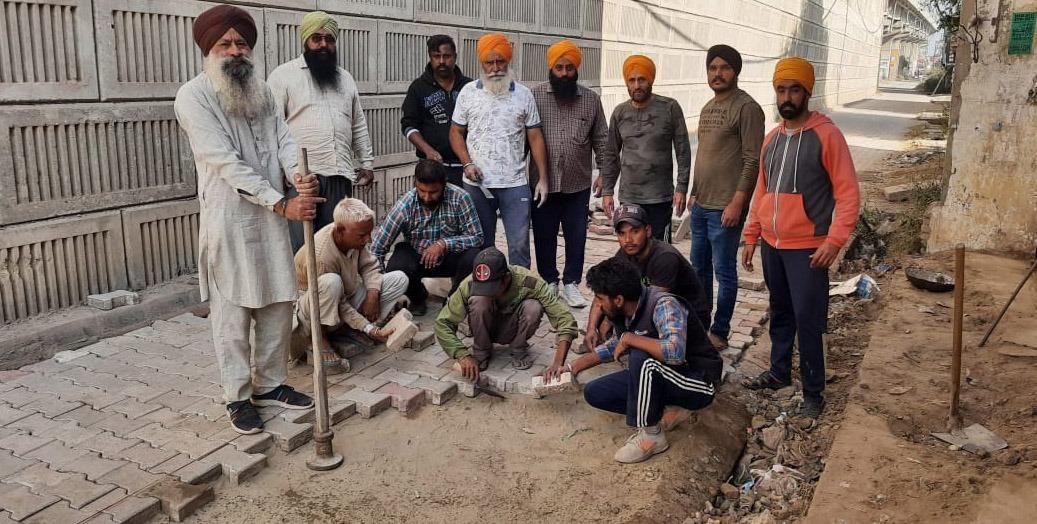 Sirhind colony residents start  road repair on their own