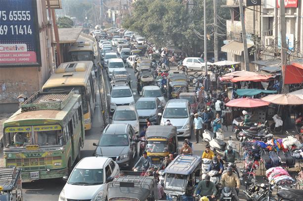 Stretch of problems: Poor management to blame for jams from Amritsar Railway Station Road to Bhandari Bridge
