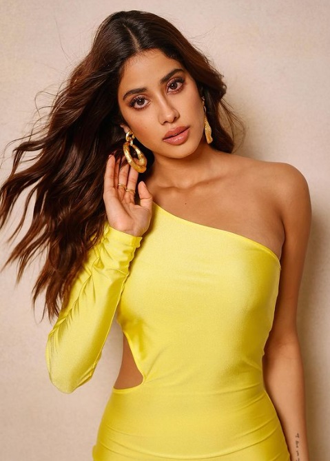 Janhvi Kapoor is missing someone... any guesses?