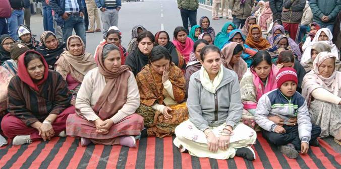 Suicide victim’s family alleges police inaction, stages protest