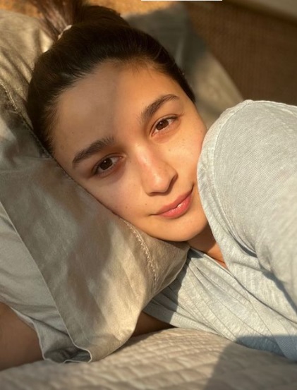 Alia Bhatt wishes happy Sunday with a ‘sunshine selfie’