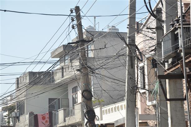 Tangled Mess: Residential localities on GT Road  in Amritsar marred by cable, power wires