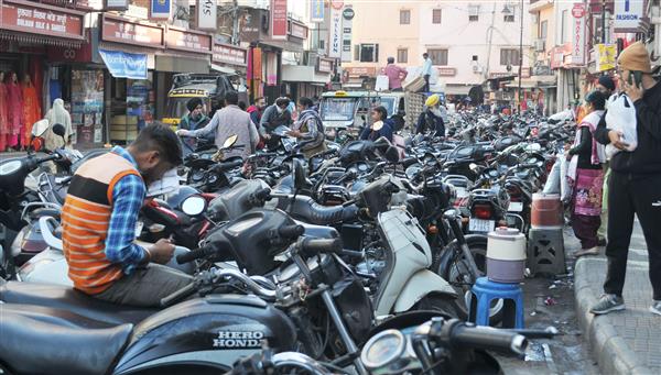 Stretch of Problems: Inadequate space for vehicles, hefty parking charges lead to traffic chaos in Amritsar