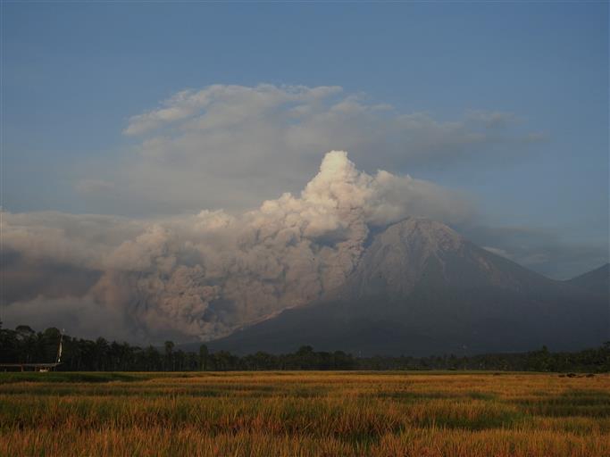 Video: Thousands on alert as volcano erupts in Indonesia