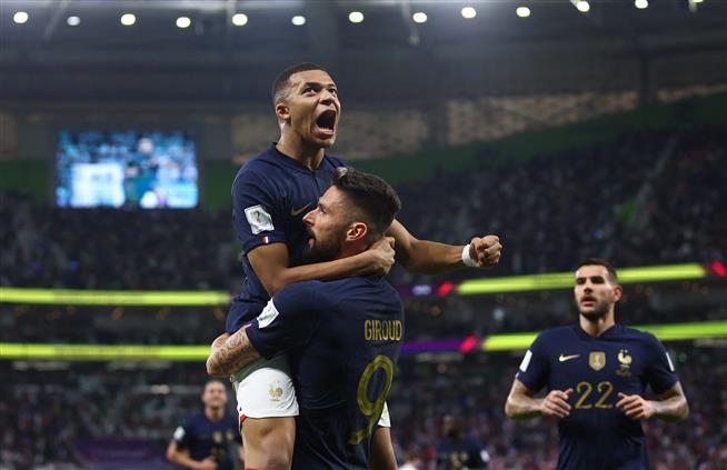 French connection: Kylian Mbappe, Olivier Giroud take reigning champs to quarters