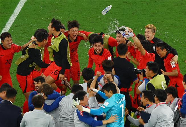 South Korea beat Portugal to squeeze into next round at World Cup
