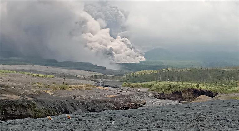 2K evacuated as volcano on Java island erupts