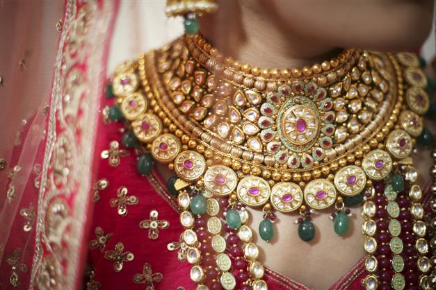 Disgruntled bride lodges complaint against beauty parlour owner for allegedly spoiling her looks on wedding day