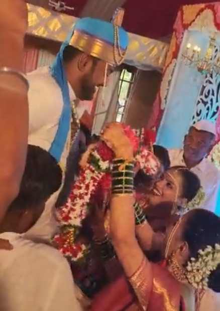 Twin sisters from Mumbai marry same man in Solapur, video of ceremony goes viral