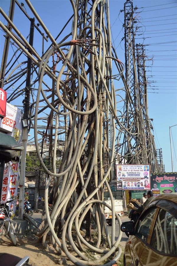 Cable Mess-III: Bundles of huge cables on National Highway-44 pose threat to people