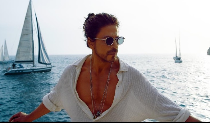 Shah Rukh Khan looks uber cool in beachwear, 'of boats, beauty and Besharam rang'