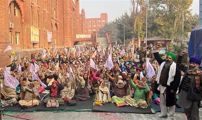 Farmers’ protest outside DC office completes one month