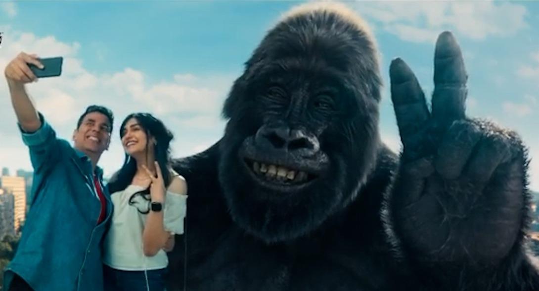 Watch: Akshay Kumar and Adah Sharma pose for a selfie with gorilla in ad; fans think this gorilla should be a part of ‘Hera Pheri 3’