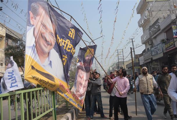 Ravidassias remove AAP hoardings, posters from 'shobha yatra' route