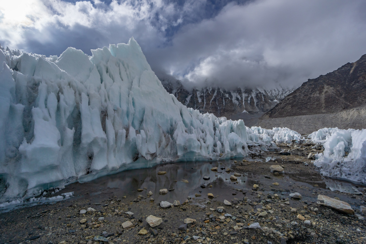 Everest glaciers losing ice, thinning at alarming rate