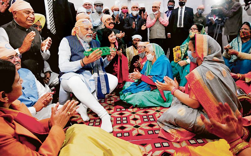 PM Modi, Priyanka Gandhi pay tributes to Guru Ravidas