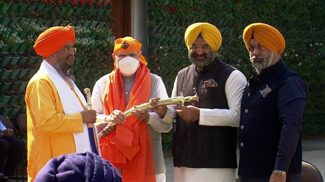 PM Narendra Modi hosts prominent Sikhs; they hail him as a &#39;Sikh at heart&#39;