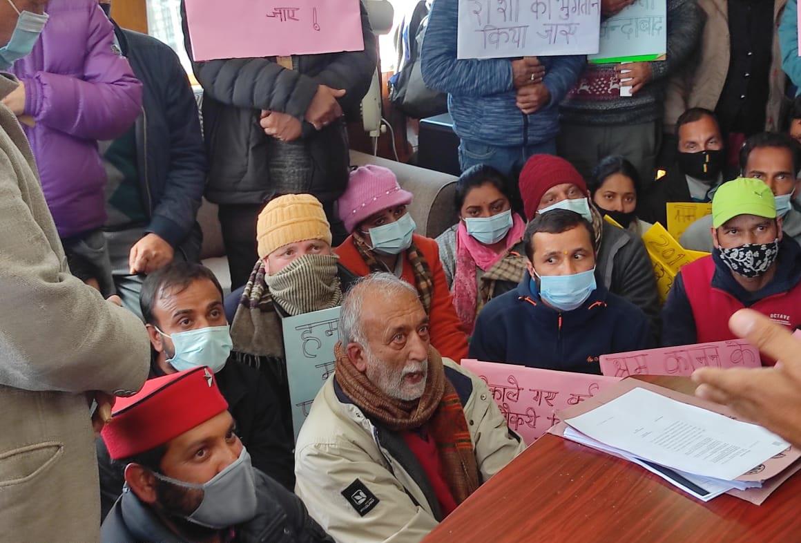 108/102 ambulance workers storm NHM office in Shimla
