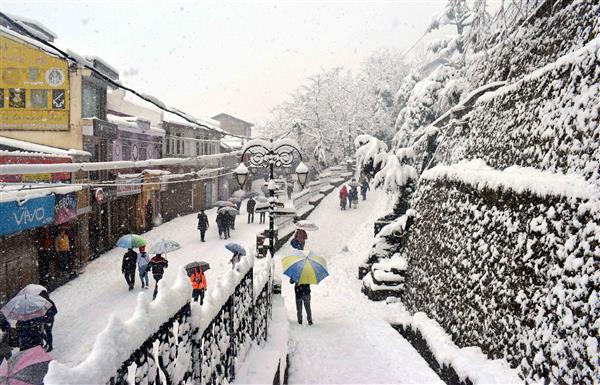 Heavy snowfall in Shimla throws life out of gear