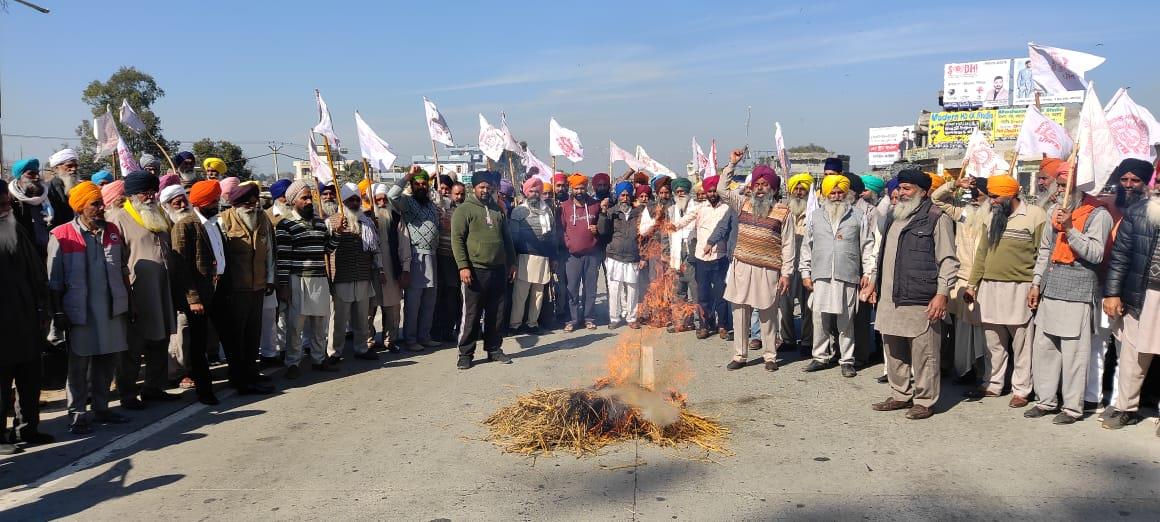 Lakhimpur Kheri killings: Tarn Taran farmers burn effigies of Amit Shah, UP CM Yogi Adityanath