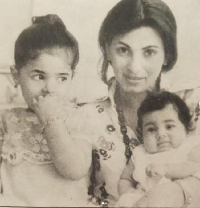 Twinke Khanna pulls out childhood picture with Dimple Kapadia; fans can't get over the gorgeous mom