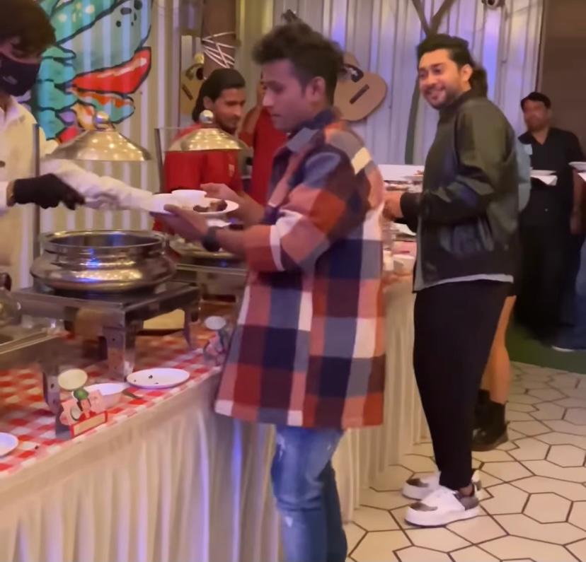 Watch: ‘Srivalli’ style gets a new version, this time at a buffet