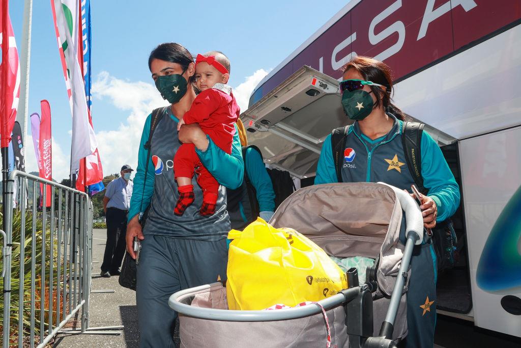 La capitaine de cricket pakistanaise Basma Marouf gagne les cœurs en ligne alors que des images d’elle portant son bébé au match de Coupe du monde se répandent: The Tribune India