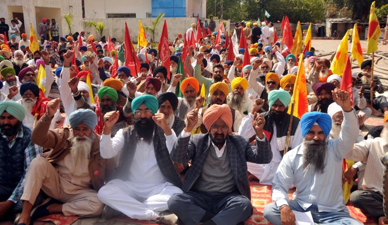 BBMB row: Farmers protest outside Amritsar DC office, submit memo