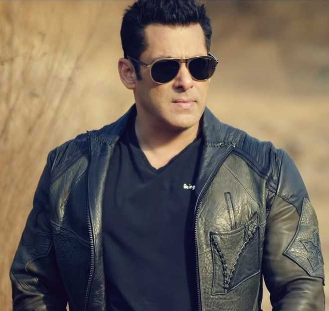 Salman Khan In Pulled Back Hair Or Spiked Hair Which Do You Like Better!  Vote Now! - video Dailymotion
