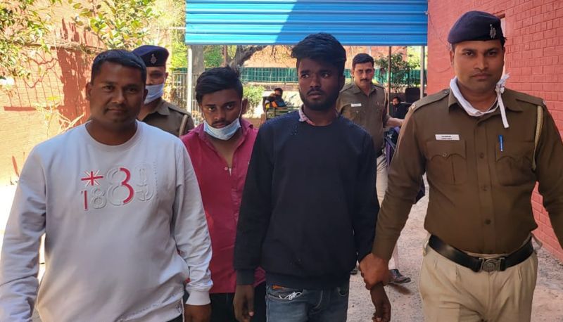 Two snatchers held, 7 mobiles recovered